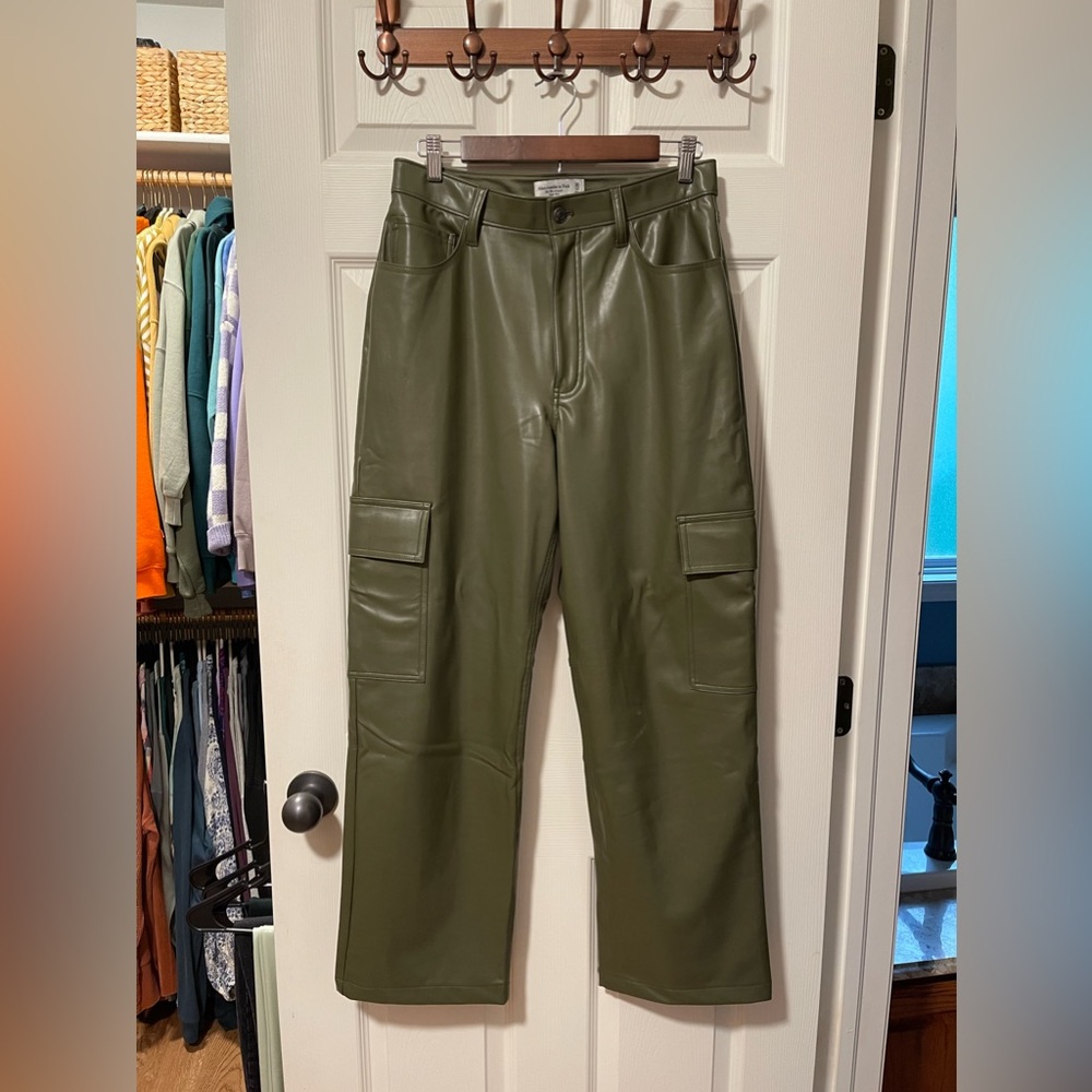 NWOT Abercrombie & Fitch Curve Love 30/10 Vegan Leather Cargo 90s Relaxed Pant - Picture 8 of 9